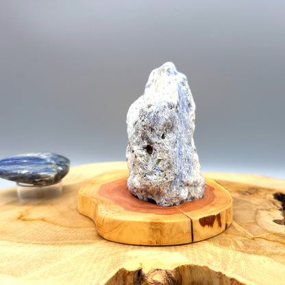 DÉCORATION EN PIERRE BRUTE DE KYANITE N°5 SUR SOCLE SCULPTÉ EN BOIS (CADE) - UNIQUE, ORIGINALE & ARTISANALE