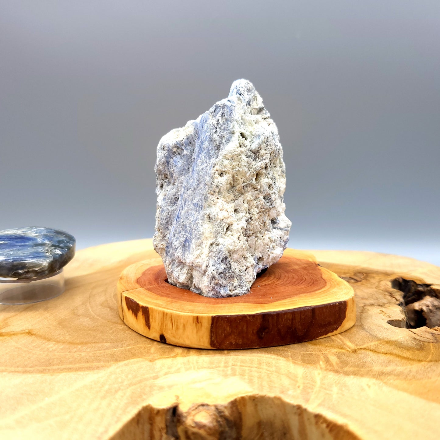 DÉCORATION EN PIERRE BRUTE DE KYANITE N°5 SUR SOCLE SCULPTÉ EN BOIS (CADE) - UNIQUE, ORIGINALE & ARTISANALE