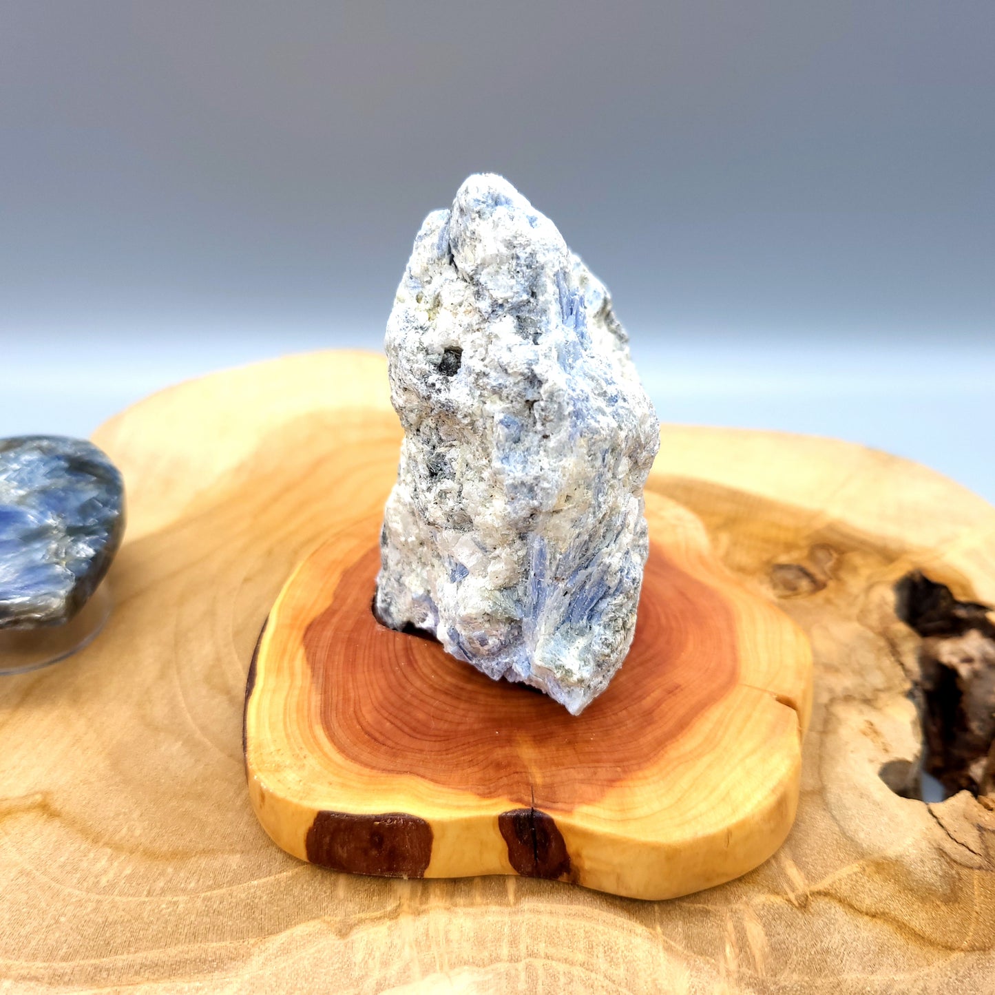 DÉCORATION EN PIERRE BRUTE DE KYANITE N°5 SUR SOCLE SCULPTÉ EN BOIS (CADE) - UNIQUE, ORIGINALE & ARTISANALE