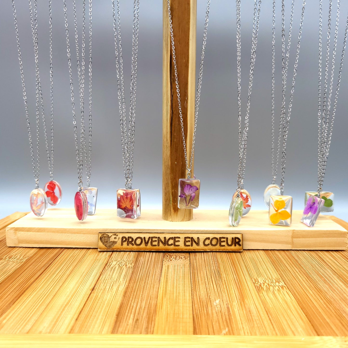 DIVERS COLLIERS + PENDENTIFS DE VRAIS TRÈFLES à 4 FEUILLES SOUS VERRE - UNIQUES, ORIGINAUX & ARTISANAUX