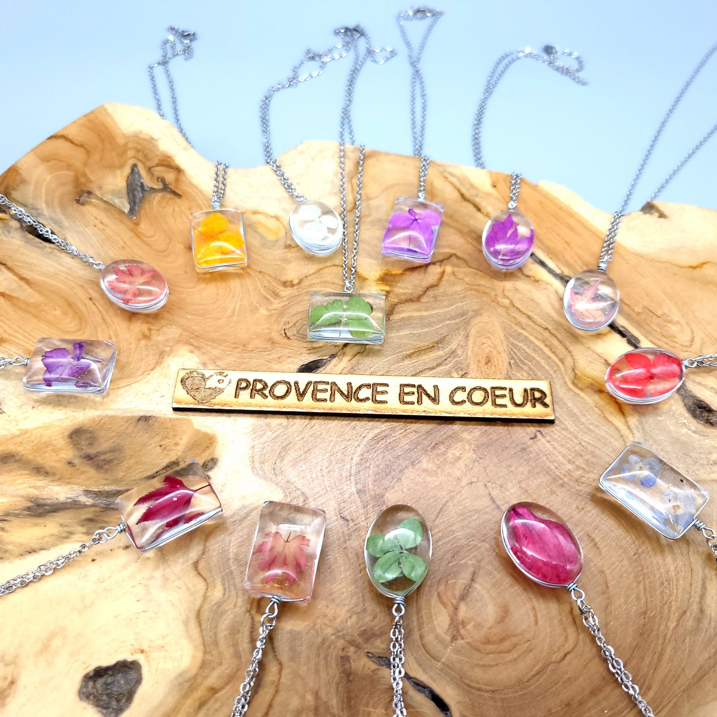 DIVERS COLLIERS + PENDENTIFS DE VRAIS TRÈFLES à 4 FEUILLES SOUS VERRE - UNIQUES, ORIGINAUX & ARTISANAUX