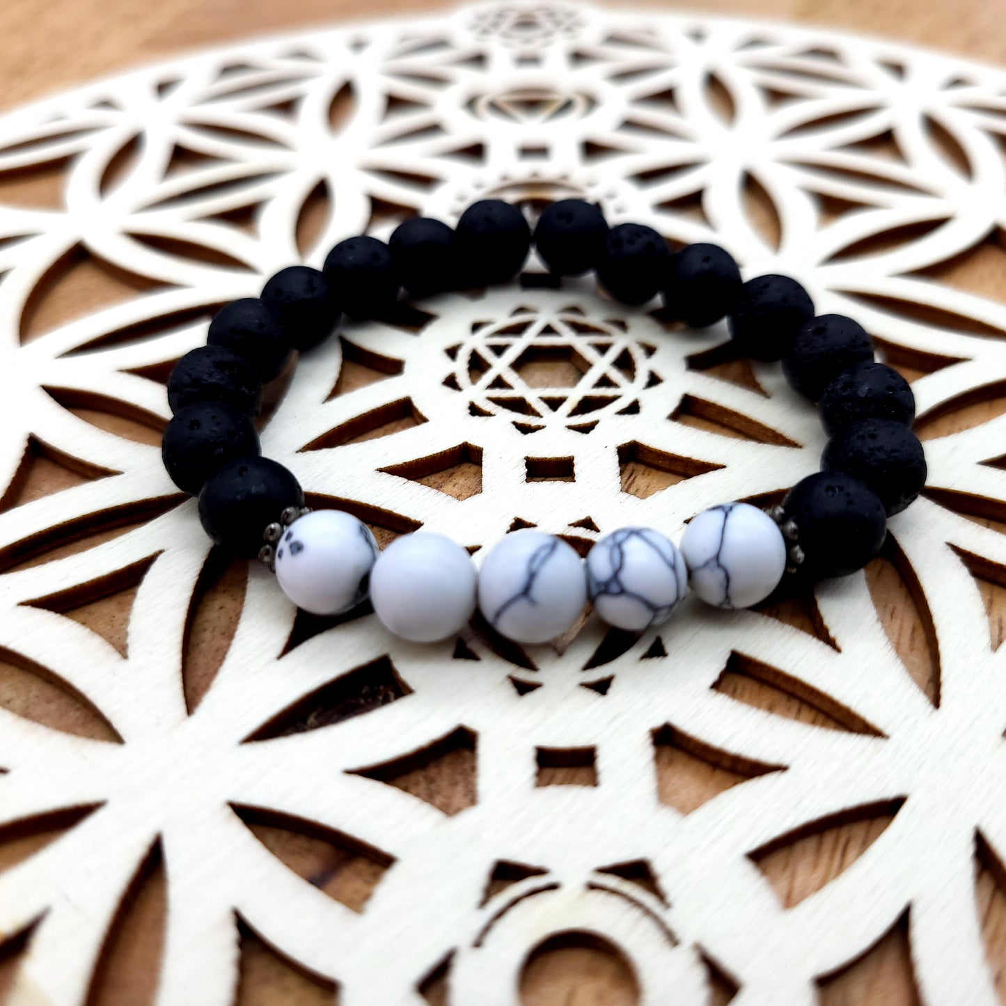 BRACELETS À ÉLASTIQUES EN PIERRES DE LAVE + HOWLITE BLANCHE - 2 TAILLES AU CHOIX - BIJOUX ARTISANAUX, UNIQUES & ORIGINAUX