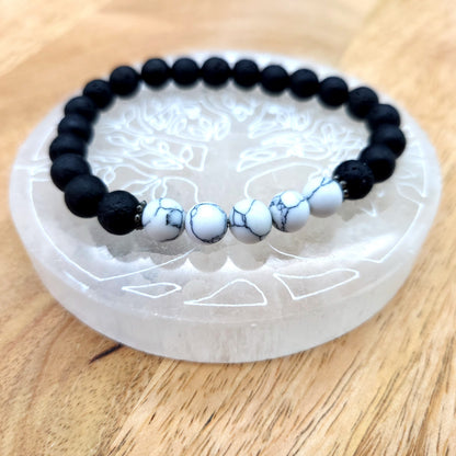 BRACELETS À ÉLASTIQUES EN PIERRES DE LAVE + HOWLITE BLANCHE - 2 TAILLES AU CHOIX - BIJOUX ARTISANAUX, UNIQUES & ORIGINAUX