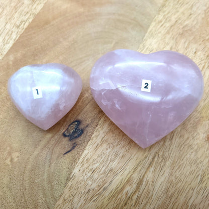 COEUR SCULPTÉ EN PIERRE DE QUARTZ ROSE - UNIQUE & ARTISANAL