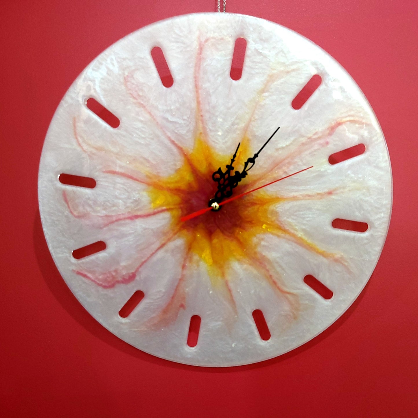 GRANDE HORLOGE MURALE RONDE COUCHER DE SOLEIL SUR FOND BLANC NACRÉ EN RÉSINE - DÉCORATION ARTISANALE, UNIQUE & ORIGINALE