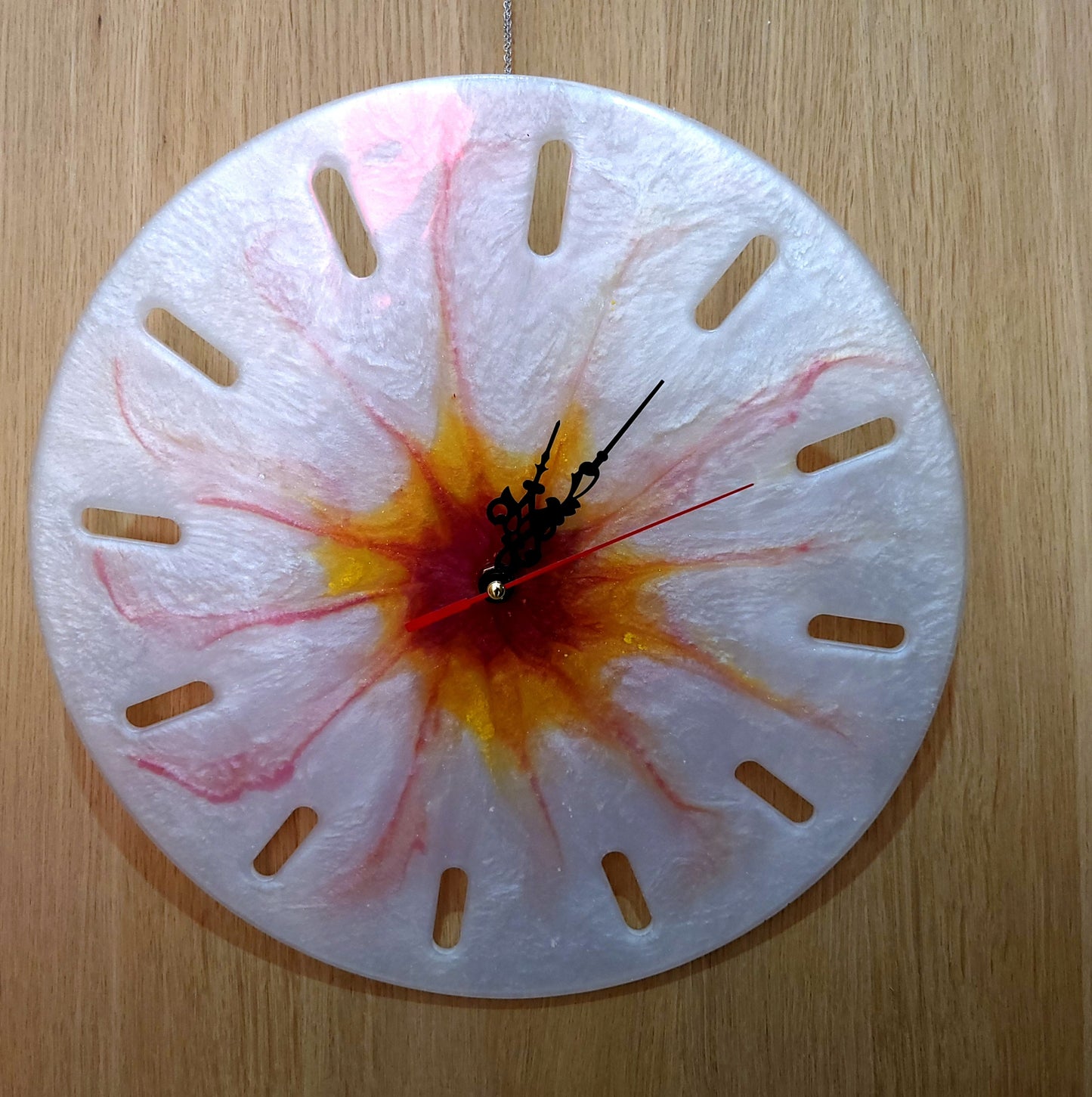 GRANDE HORLOGE MURALE RONDE COUCHER DE SOLEIL SUR FOND BLANC NACRÉ EN RÉSINE - DÉCORATION ARTISANALE, UNIQUE & ORIGINALE