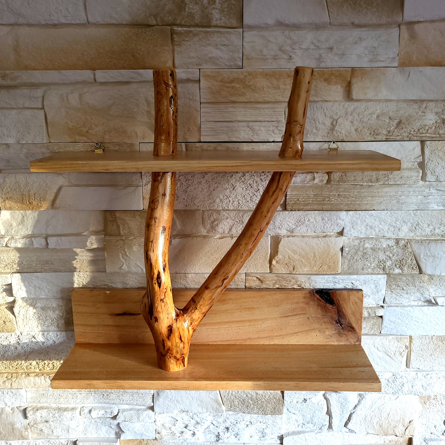 ÉTAGÈRE TROMPE L'OEIL AVEC TRONC EN BOIS DE CADE + 2 TABLETTES - MODÈLE ÉCOLO, ARTISANAL, ORIGINAL & UNIQUE