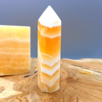 TOUR en POINTE EN PIERRE DE CALCITE JAUNE ORANGE - UNIQUES & ARTISANALES