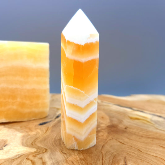 TOUR en POINTE EN PIERRE DE CALCITE JAUNE ORANGE - UNIQUES & ARTISANALES