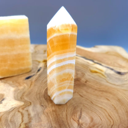 TOUR en POINTE EN PIERRE DE CALCITE JAUNE ORANGE - UNIQUES & ARTISANALES