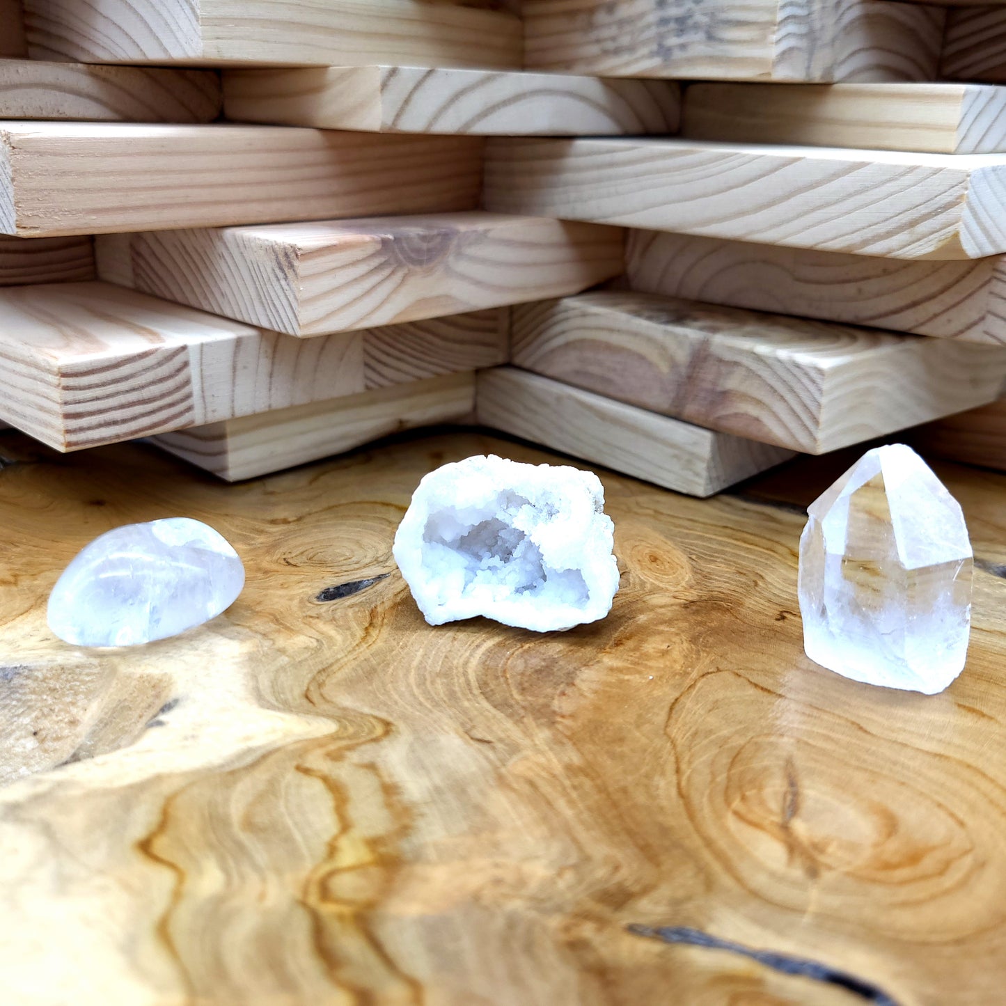 CRISTAL DE ROCHE + DEMI GÉODE + PIERRES BRUTES ET POLIES