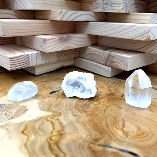 CRISTAL DE ROCHE + DEMI GÉODE + PIERRES BRUTES ET POLIES