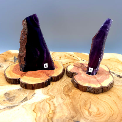 DÉCORATION TRANCHE DE PIERRE FLUORITE ARC EN CIEL SUR SOCLE SCULPTÉ EN BOIS (CADE) – UNIQUE, ORIGINAL & ARTISANALE