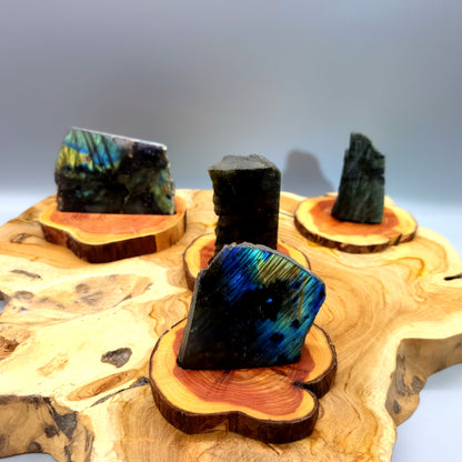 DÉCORATION EN PIERRE DE LABRADORITE ARC EN CIEL AU CHOIX SUR SOCLE SCULPTÉ EN BOIS (CADE) – UNIQUE, ORIGINALE & ARTISANALE