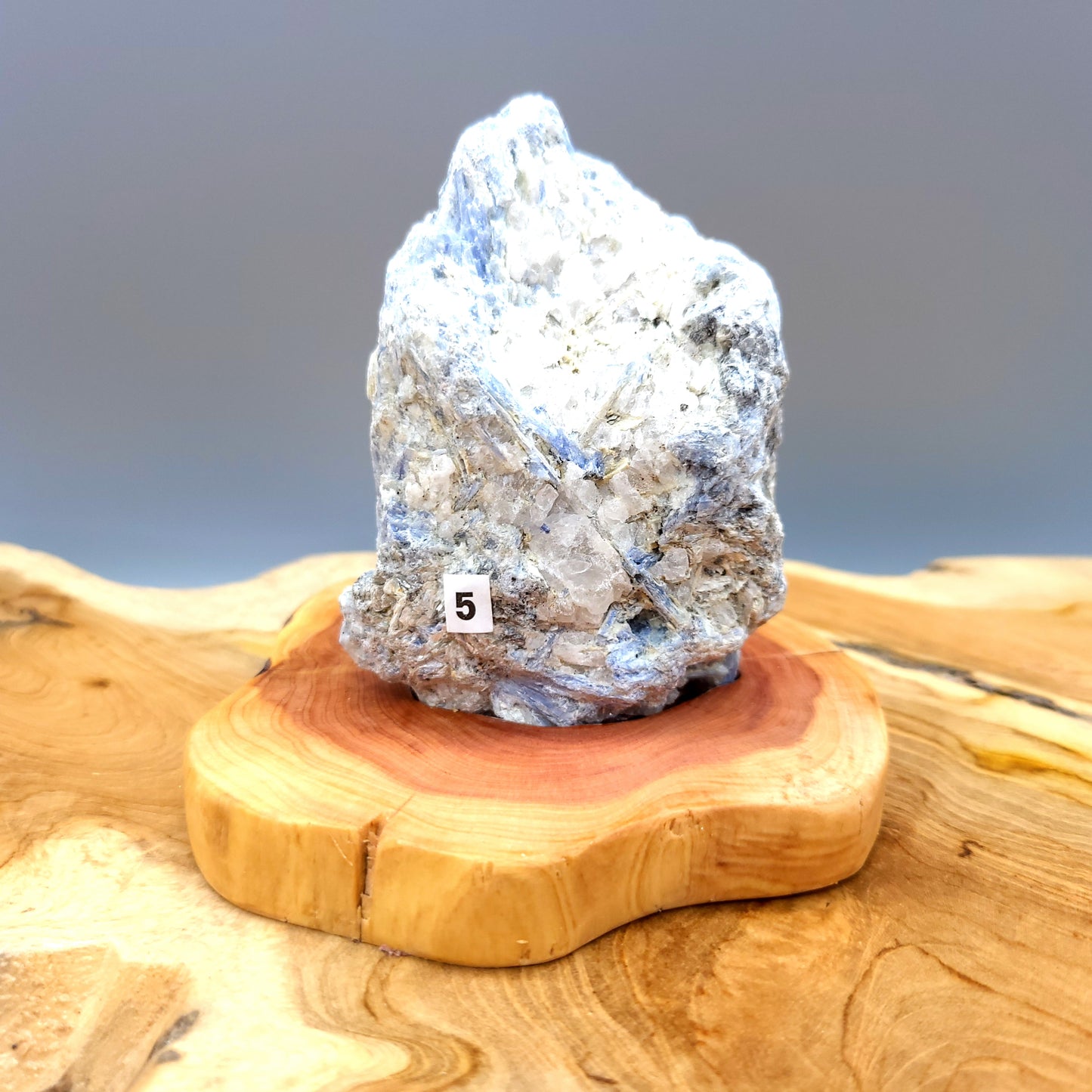 DÉCORATION EN PIERRE BRUTE DE KYANITE N°5 SUR SOCLE SCULPTÉ EN BOIS (CADE) - UNIQUE, ORIGINALE & ARTISANALE