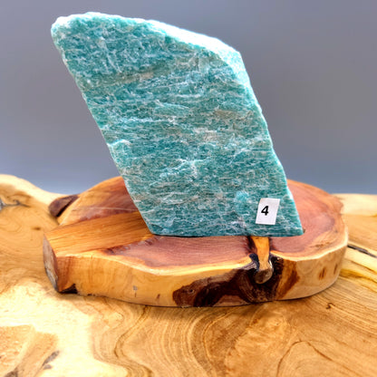 DÉCORATION EN PIERRE BRUTE AMAZONITE VERTE N°4 SUR SOCLE SCULPTÉ EN BOIS (CADE) – UNIQUE, ORIGINALE & ARTISANALE
