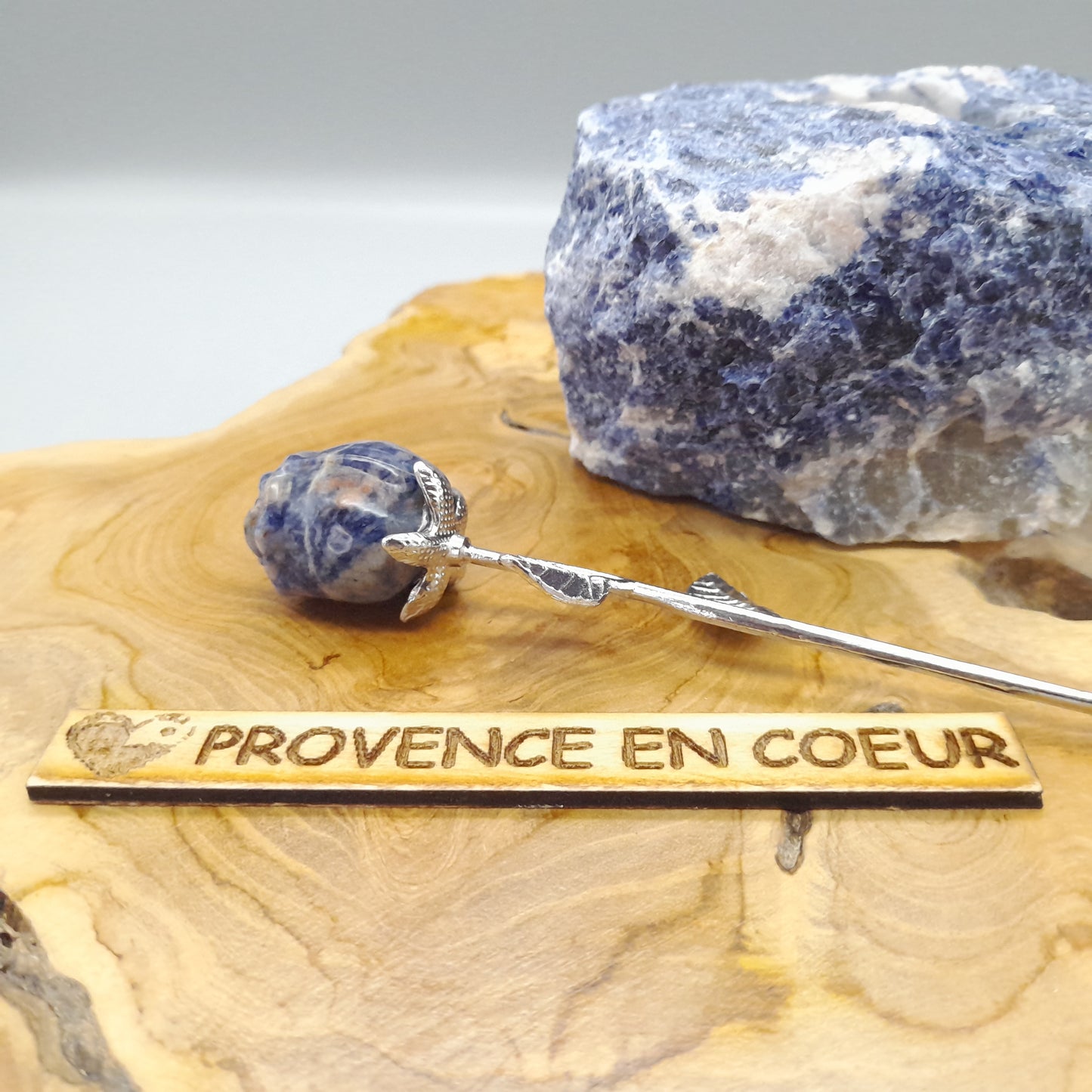 FLEUR " ROSE " EN PIERRE SODALITE SCULPTÉE – DÉCORATION ORIGINALE, UNIQUE & ARTISANALE