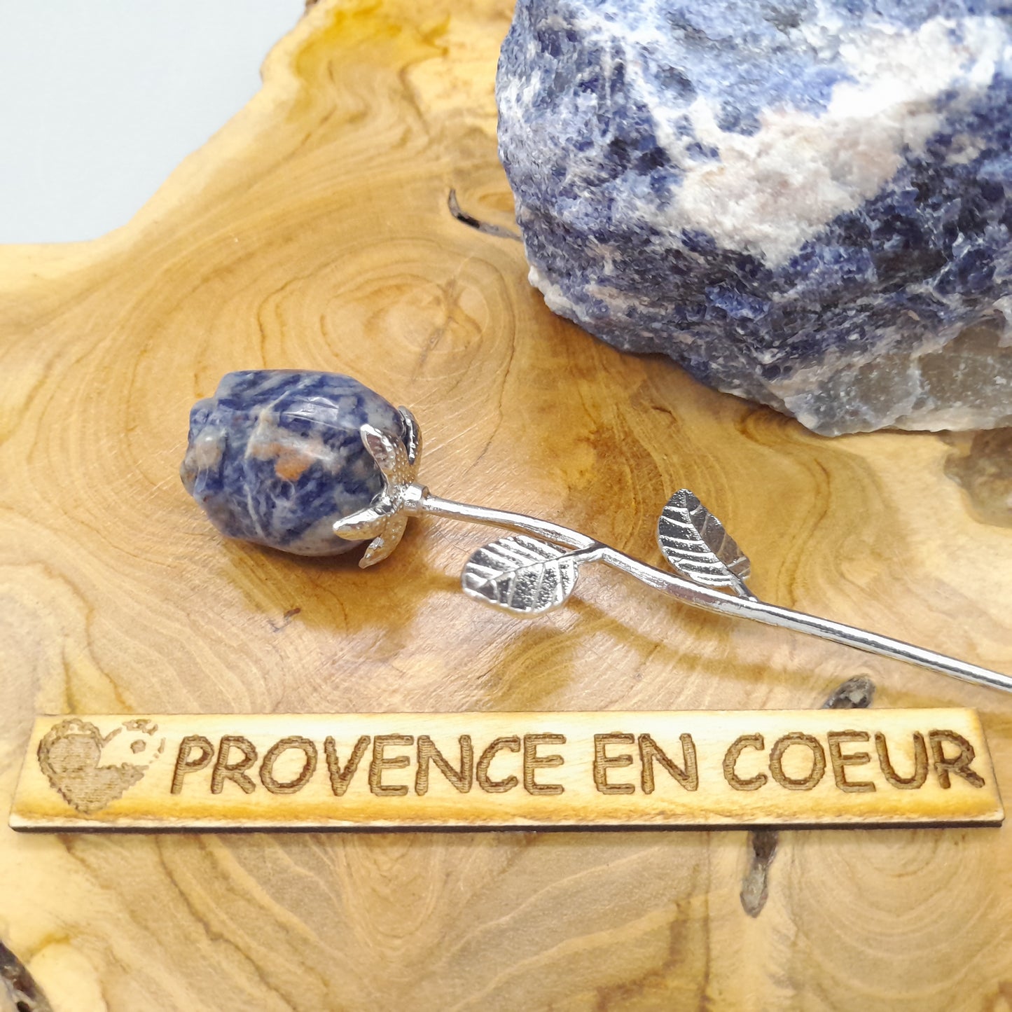 FLEUR " ROSE " EN PIERRE SODALITE SCULPTÉE – DÉCORATION ORIGINALE, UNIQUE & ARTISANALE