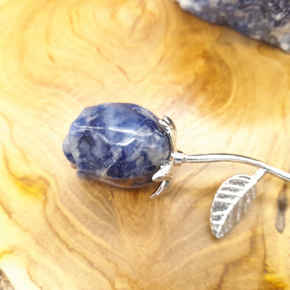 FLEUR " ROSE " EN PIERRE SODALITE SCULPTÉE – DÉCORATION ORIGINALE, UNIQUE & ARTISANALE