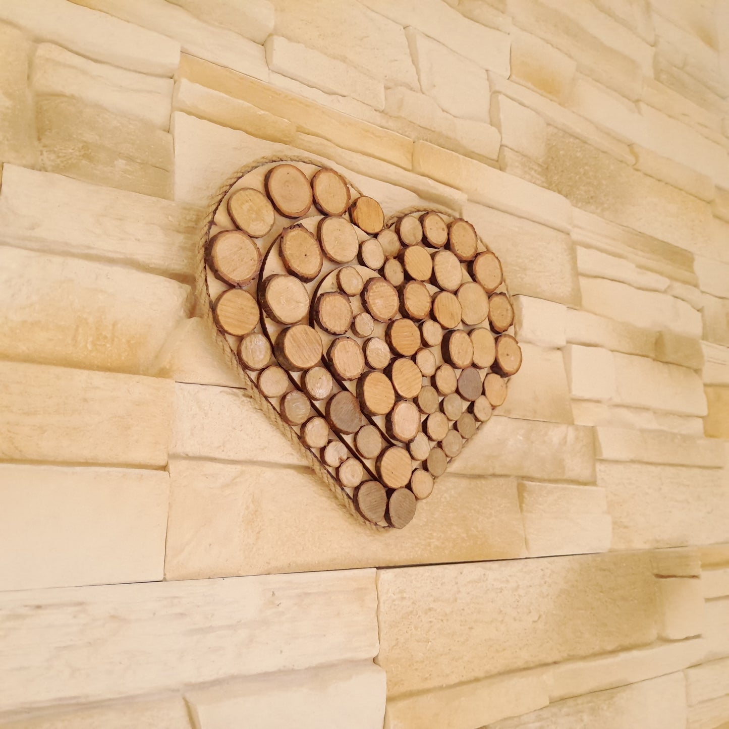 TABLEAU COEUR ET RONDINS DE CHENE EN RELIEF SUR 3 HAUTEURS - MODÈLE N°1 - DÉCORATION UNIQUE, ORIGINALE et ARTISANALE