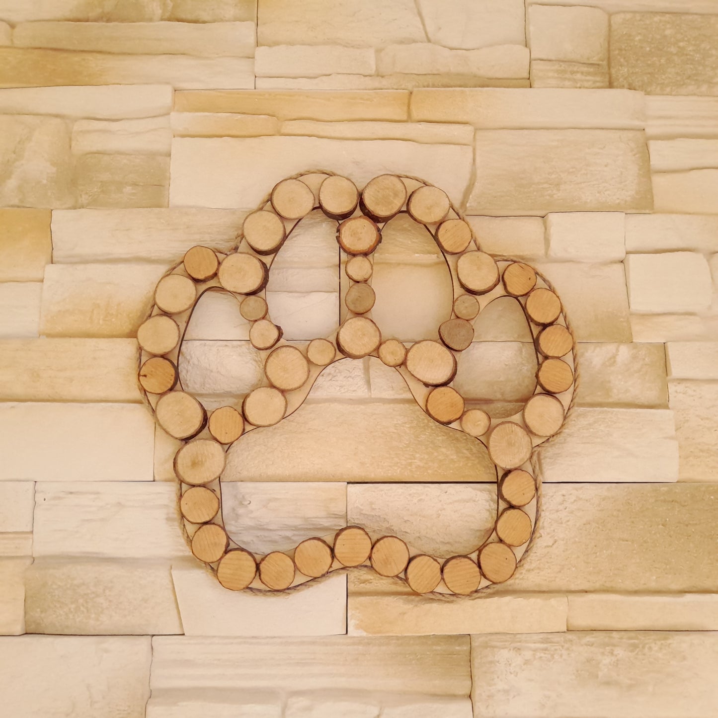 TABLEAU PATTE DE CHIEN / CHAT EN RELIEF EN RONDINS DE BOIS - MODÈLE N°1 - DÉCORATION UNIQUE, ORIGINALE et ARTISANALE