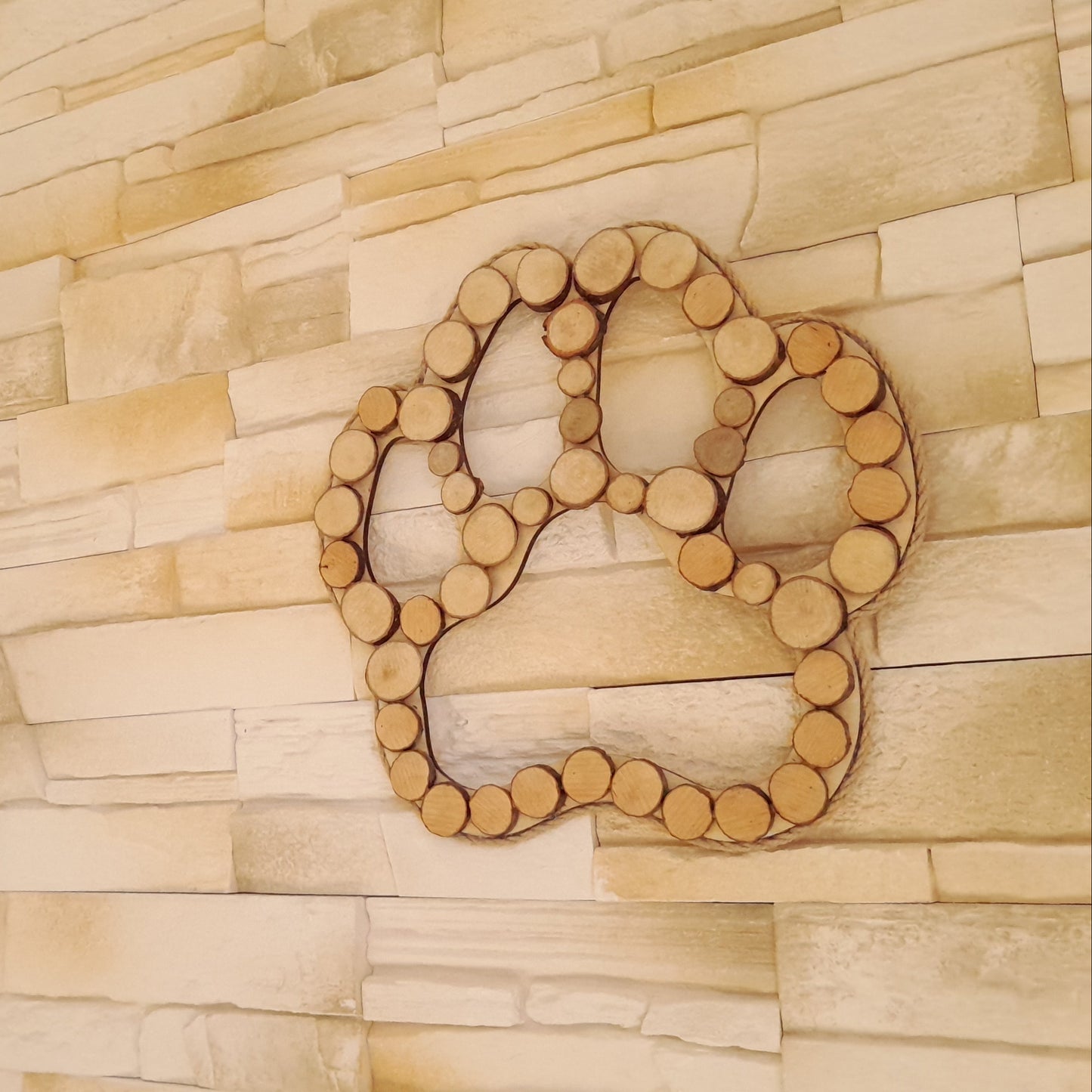 TABLEAU PATTE DE CHIEN / CHAT EN RELIEF EN RONDINS DE BOIS - MODÈLE N°1 - DÉCORATION UNIQUE, ORIGINALE et ARTISANALE