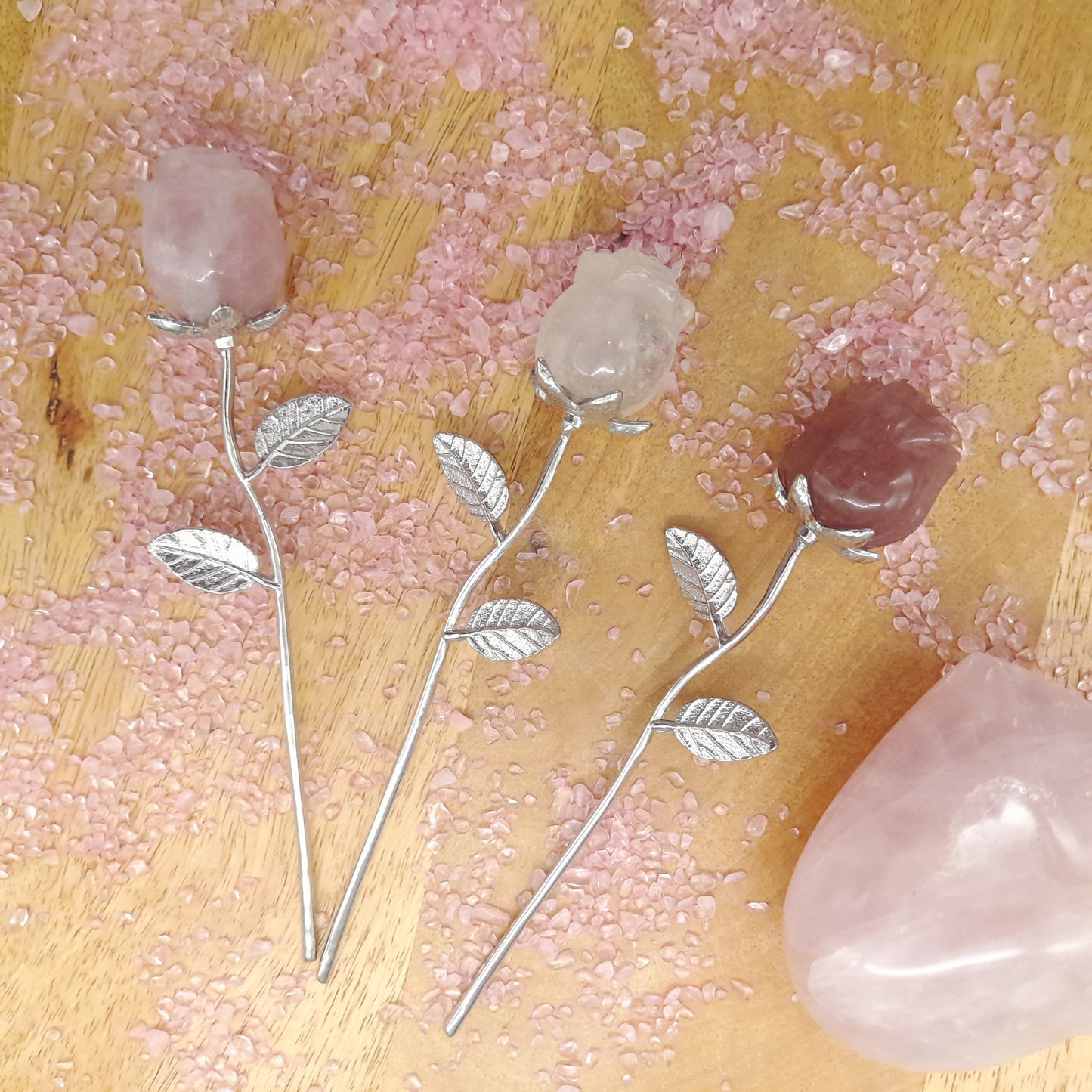 FLEURS " ROSES " SCULPTÉES EN PIERRES DE QUARTZ ROSE, FRAISE et BLANC – DÉCORATIONS ORIGINALES, UNIQUES & ARTISANALES