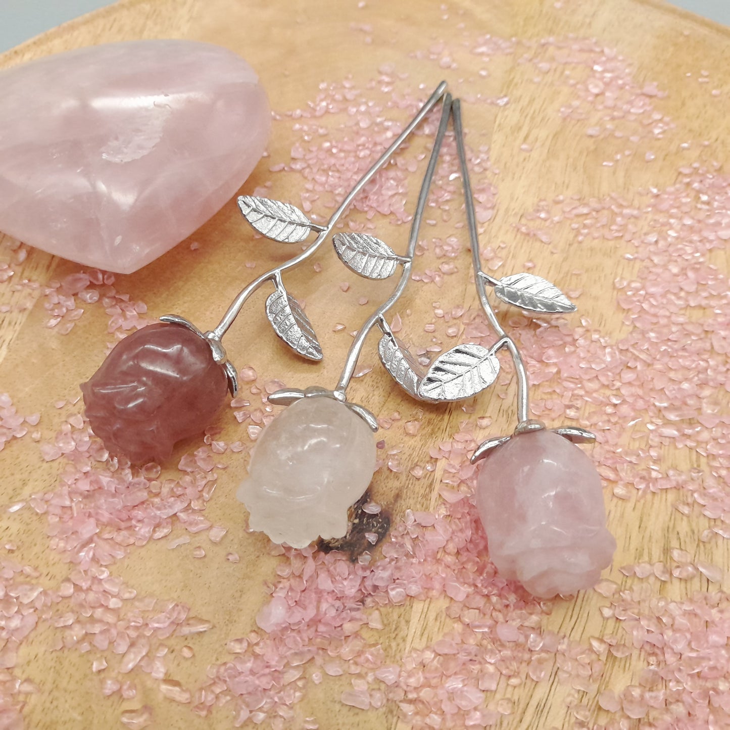 FLEURS " ROSES " SCULPTÉES EN PIERRES DE QUARTZ ROSE, FRAISE et BLANC – DÉCORATIONS ORIGINALES, UNIQUES & ARTISANALES