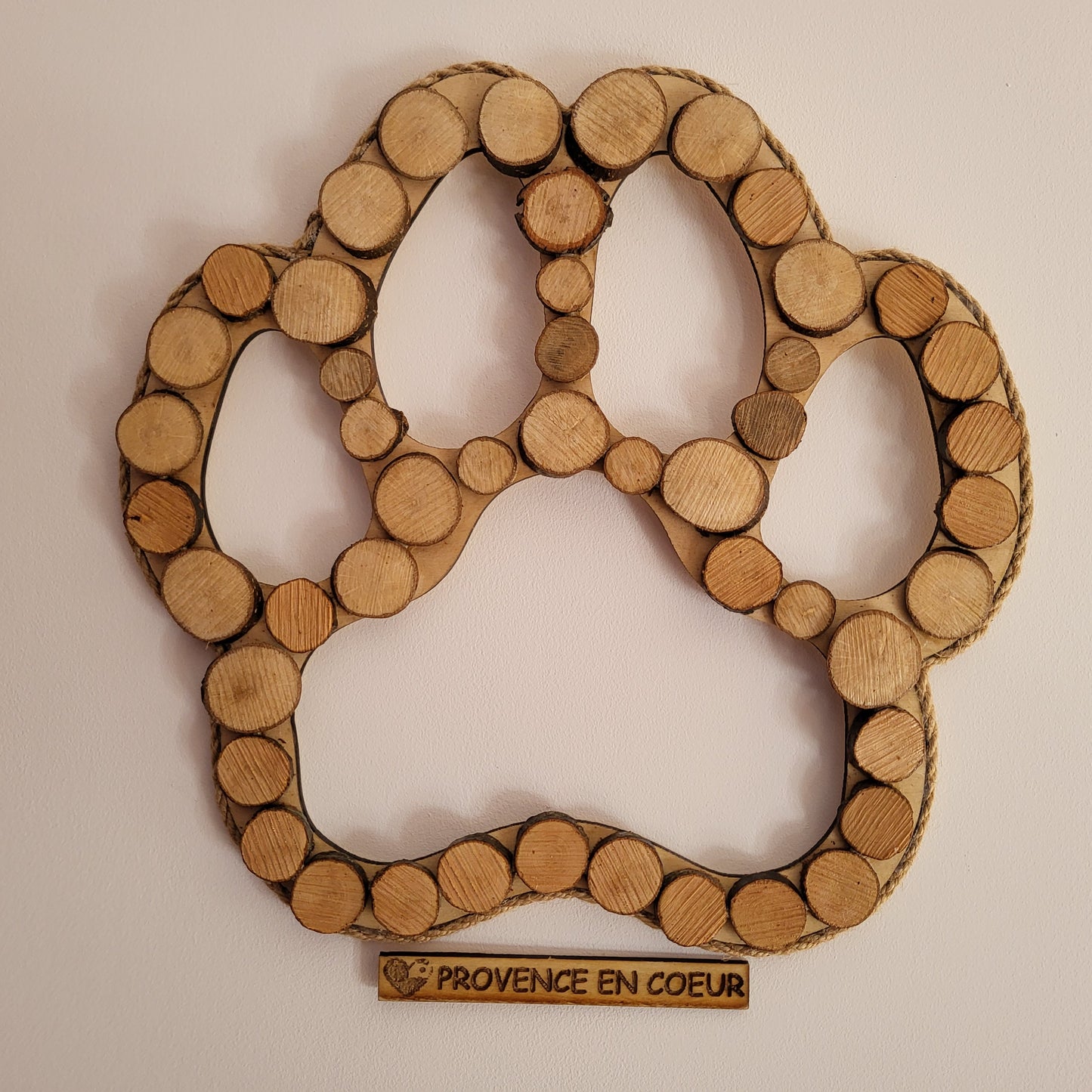 TABLEAU PATTE DE CHIEN / CHAT EN RELIEF EN RONDINS DE BOIS - MODÈLE N°1 - DÉCORATION UNIQUE, ORIGINALE et ARTISANALE