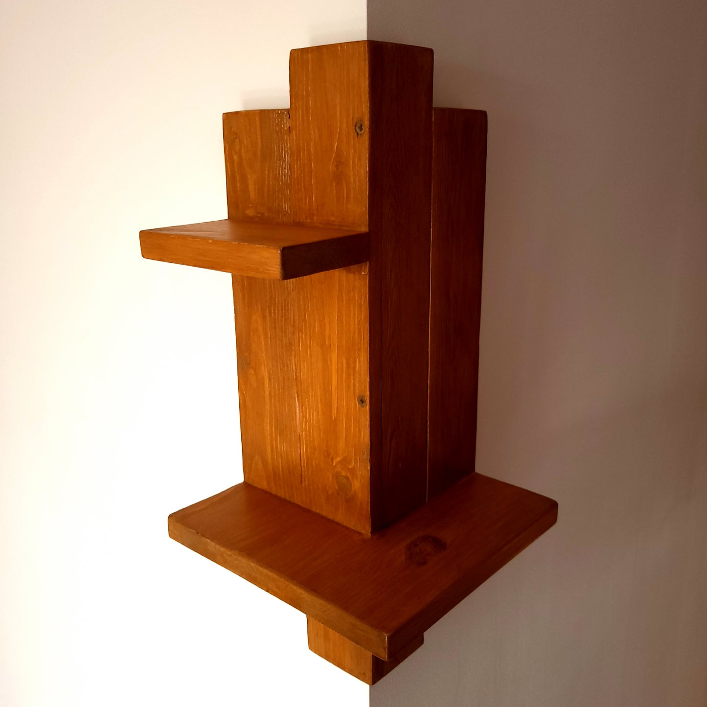 GRANDE ÉTAGÈRE D'ANGLE EXTÉRIEUR EN BOIS DE PIN AVEC 2 TABLETTES - MODÈLE ÉCOLO, ARTISANAL, ORIGINAL & UNIQUE