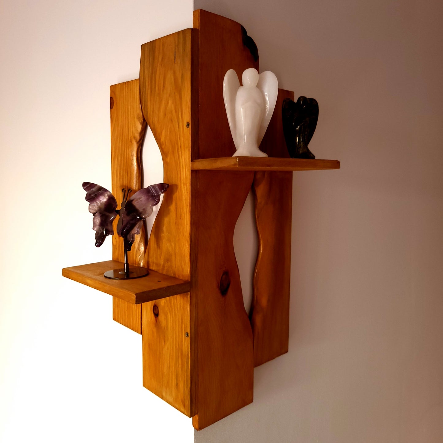 GRANDE ÉTAGÈRE D'ANGLE EXTÉRIEUR + 2 OUVERTURES SCULPTÉES & 2 TABLETTES DÉCALÉES EN BOIS DE PIN - MODÈLE ÉCOLO, ARTISANAL, ORIGINAL & UNIQUE