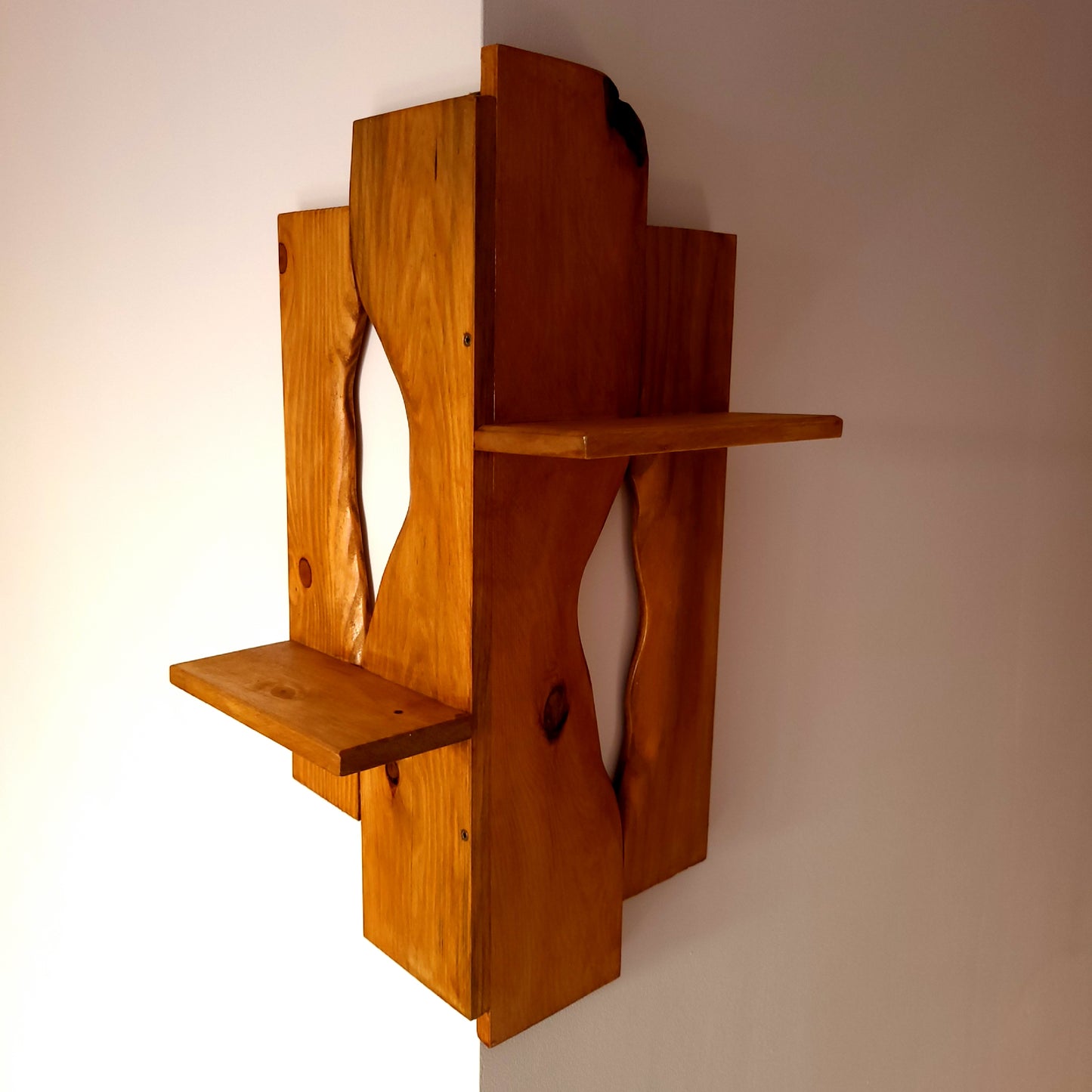 GRANDE ÉTAGÈRE D'ANGLE EXTÉRIEUR + 2 OUVERTURES SCULPTÉES & 2 TABLETTES DÉCALÉES EN BOIS DE PIN - MODÈLE ÉCOLO, ARTISANAL, ORIGINAL & UNIQUE