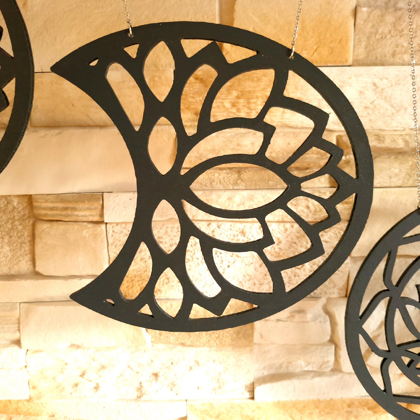 GRANDE SUSPENSION MURALE DE 5 PHASES DE LA LUNE + LOTUS SUR UNE BRANCHE D’ARBRE EN CADE - DÉCORATION ARTISANALE, UNIQUE & ORIGINALE