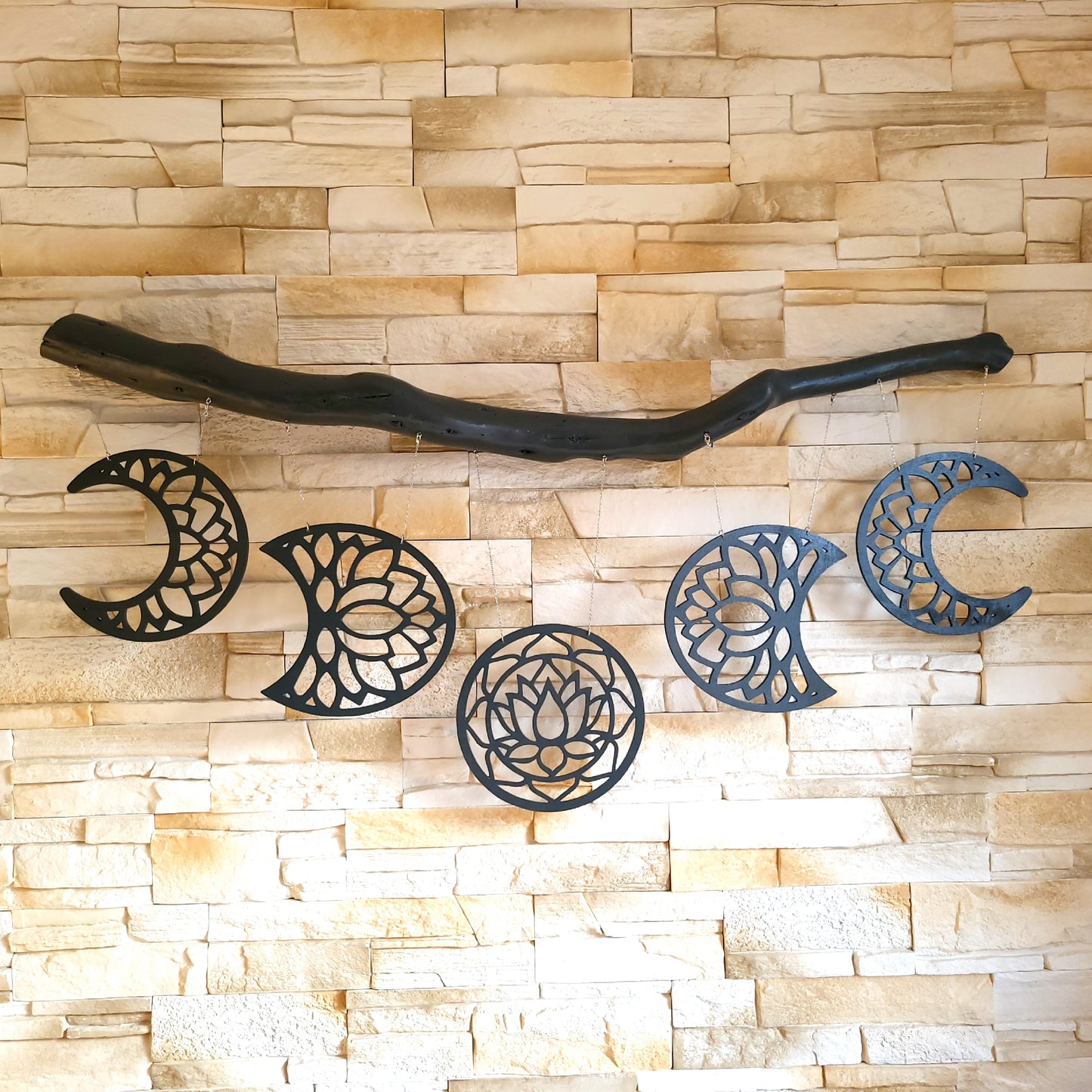 GRANDE SUSPENSION MURALE DE 5 PHASES DE LA LUNE + LOTUS SUR UNE BRANCHE D’ARBRE EN CADE - DÉCORATION ARTISANALE, UNIQUE & ORIGINALE