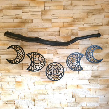GRANDE SUSPENSION MURALE DE 5 PHASES DE LA LUNE + LOTUS SUR UNE BRANCHE D’ARBRE EN CADE - DÉCORATION ARTISANALE, UNIQUE & ORIGINALE