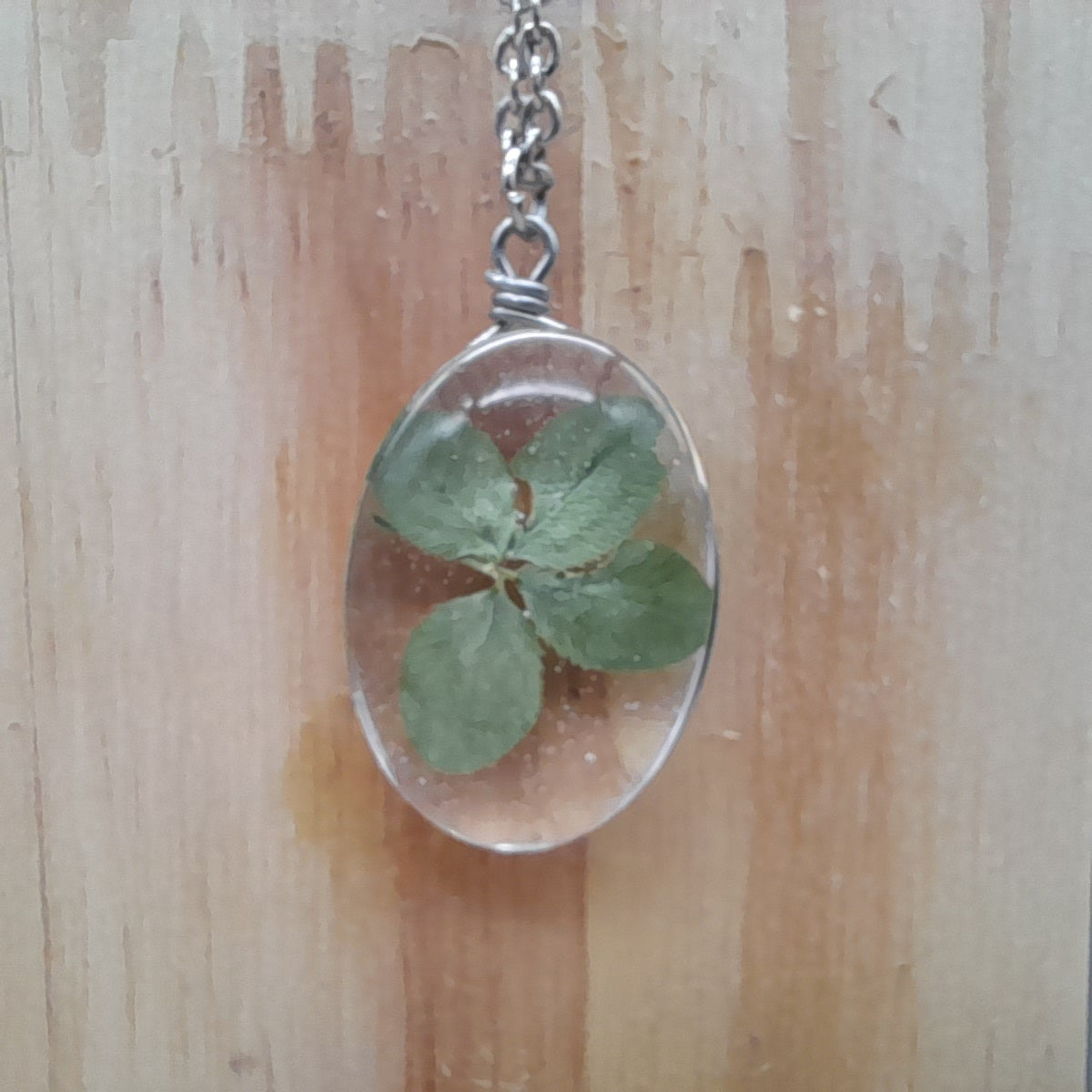 DIVERS COLLIERS + PENDENTIFS DE VRAIS TRÈFLES à 4 FEUILLES SOUS VERRE - UNIQUES, ORIGINAUX & ARTISANAUX