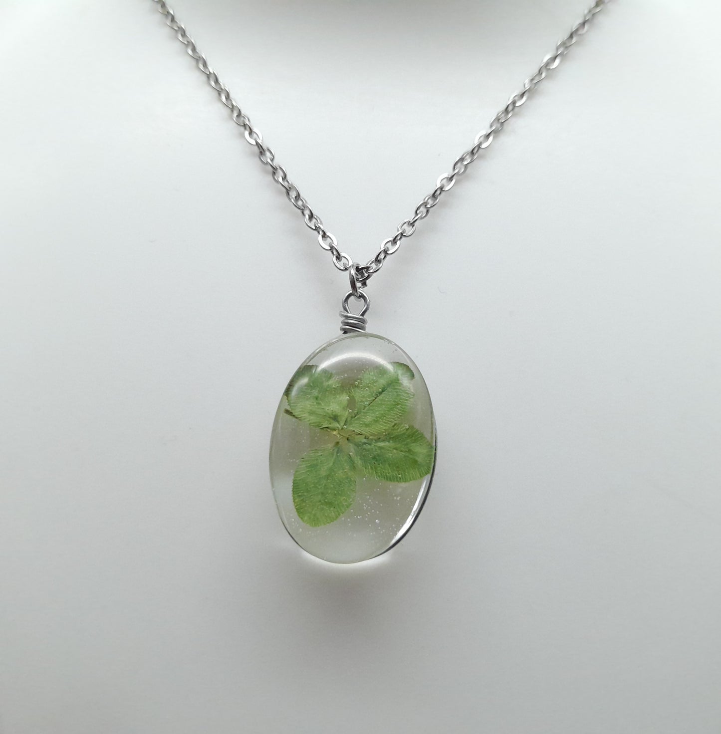 DIVERS COLLIERS + PENDENTIFS DE VRAIS TRÈFLES à 4 FEUILLES SOUS VERRE - UNIQUES, ORIGINAUX & ARTISANAUX