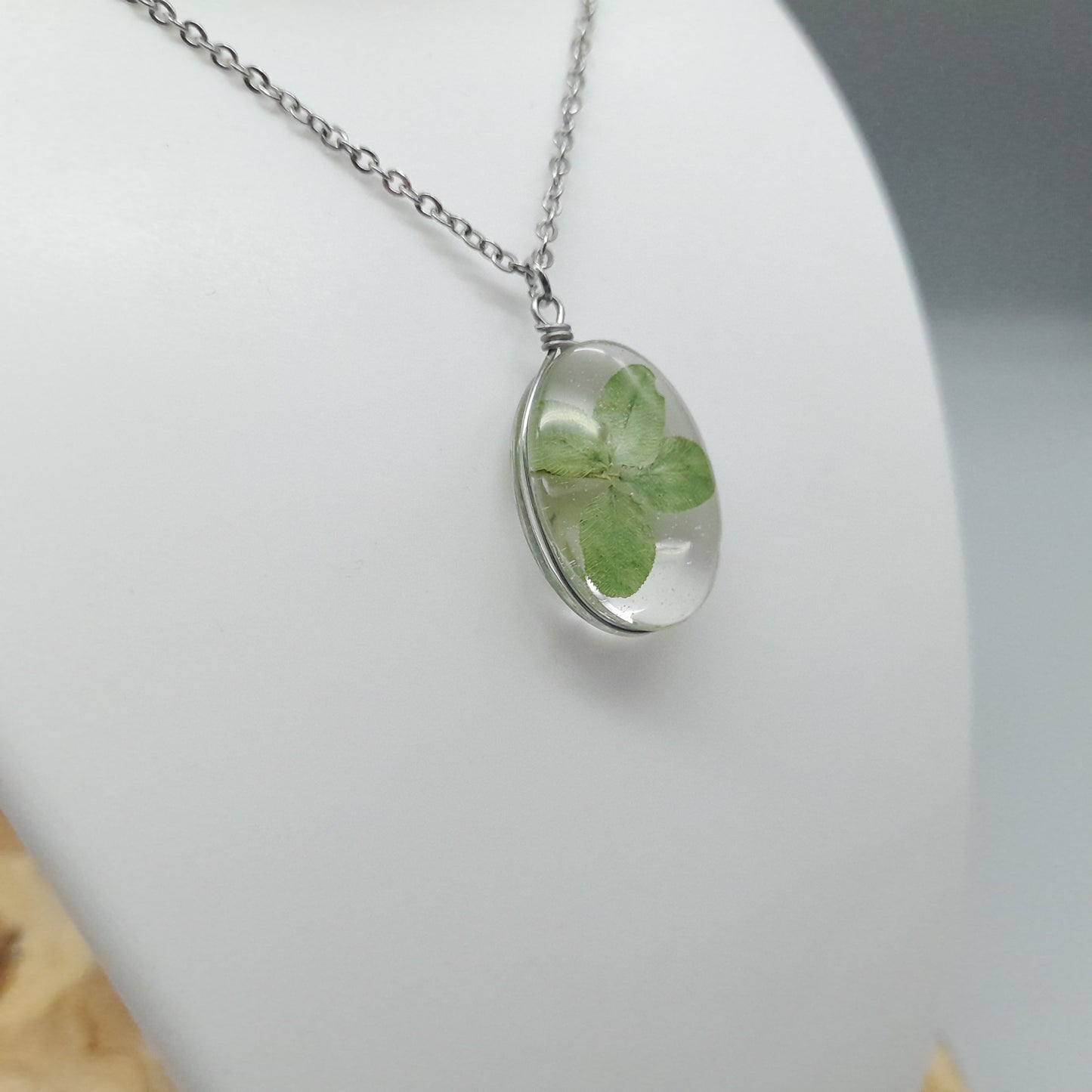 DIVERS COLLIERS + PENDENTIFS DE VRAIS TRÈFLES à 4 FEUILLES SOUS VERRE - UNIQUES, ORIGINAUX & ARTISANAUX