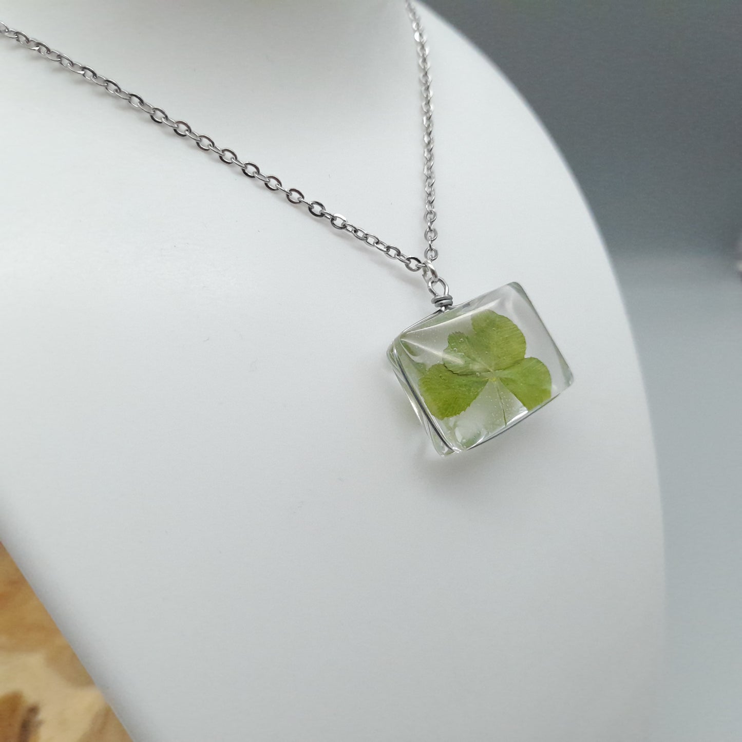 DIVERS COLLIERS + PENDENTIFS DE VRAIS TRÈFLES à 4 FEUILLES SOUS VERRE - UNIQUES, ORIGINAUX & ARTISANAUX