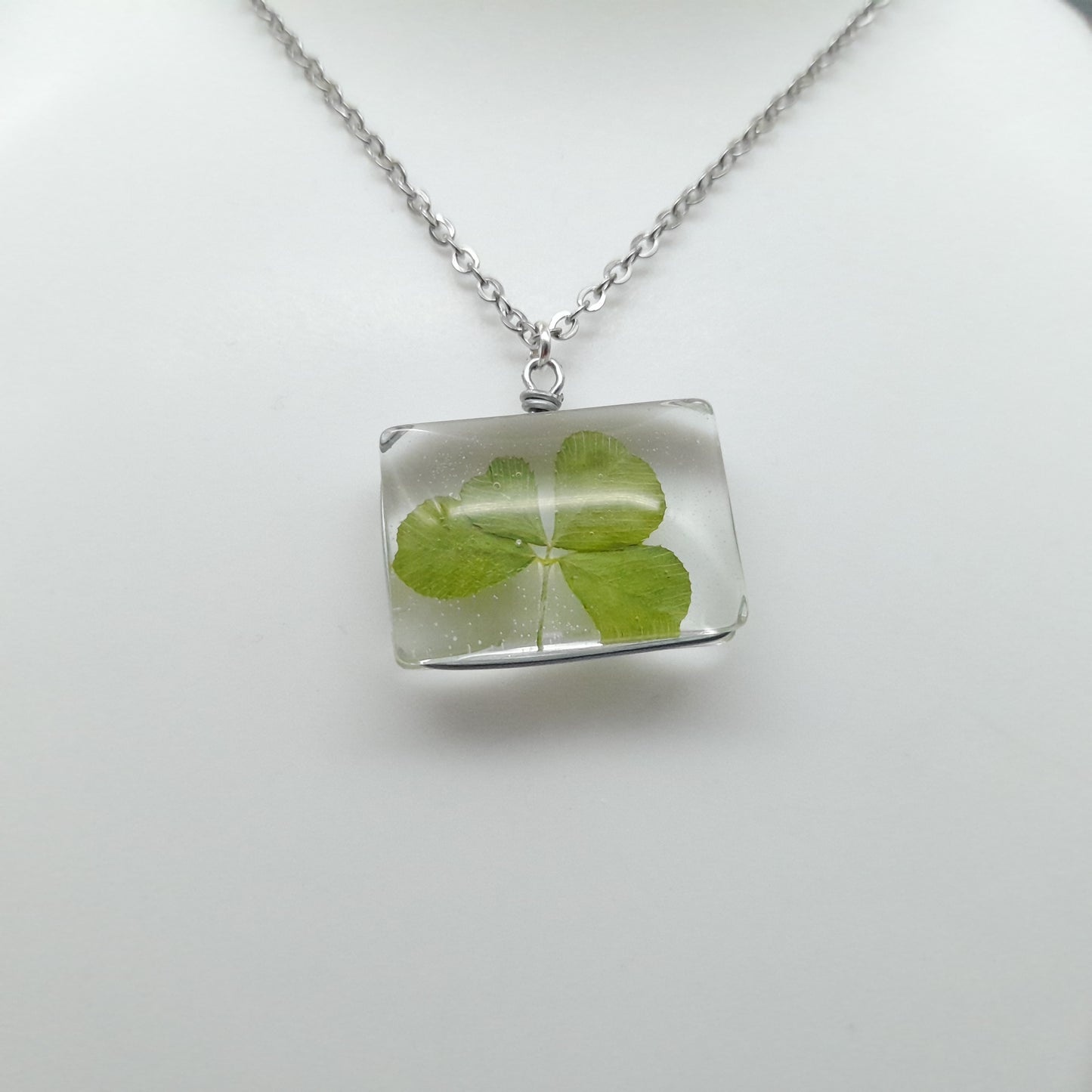 DIVERS COLLIERS + PENDENTIFS DE VRAIS TRÈFLES à 4 FEUILLES SOUS VERRE - UNIQUES, ORIGINAUX & ARTISANAUX