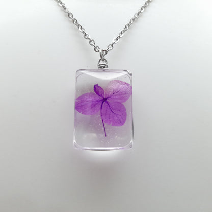DIVERS COLLIERS + PENDENTIFS DE VRAIES FLEURS SOUS VERRE - UNIQUES, ORIGINAUX & ARTISANAUX