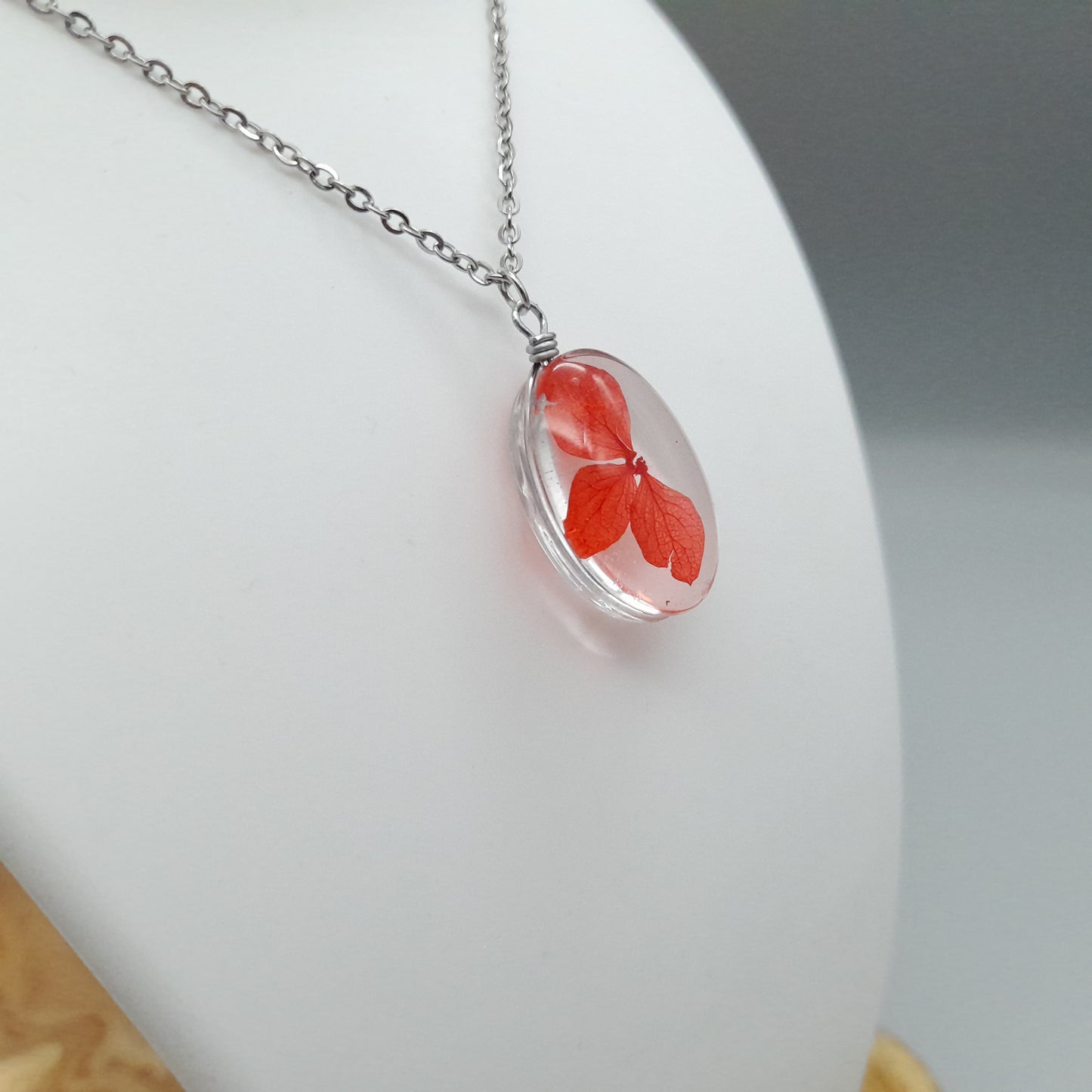 DIVERS COLLIERS + PENDENTIFS DE VRAIES FLEURS SOUS VERRE - UNIQUES, ORIGINAUX & ARTISANAUX