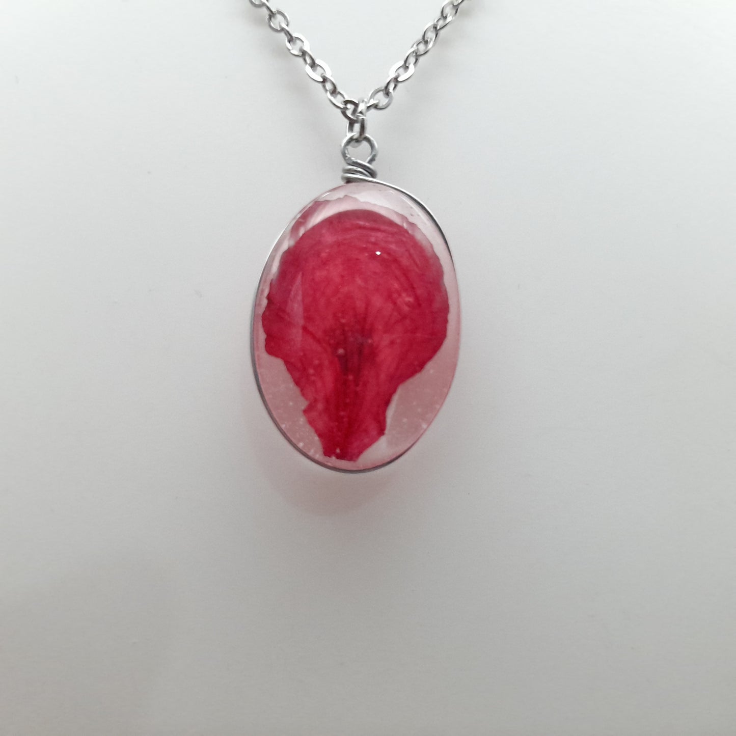 DIVERS COLLIERS + PENDENTIFS DE VRAIES FLEURS SOUS VERRE - UNIQUES, ORIGINAUX & ARTISANAUX