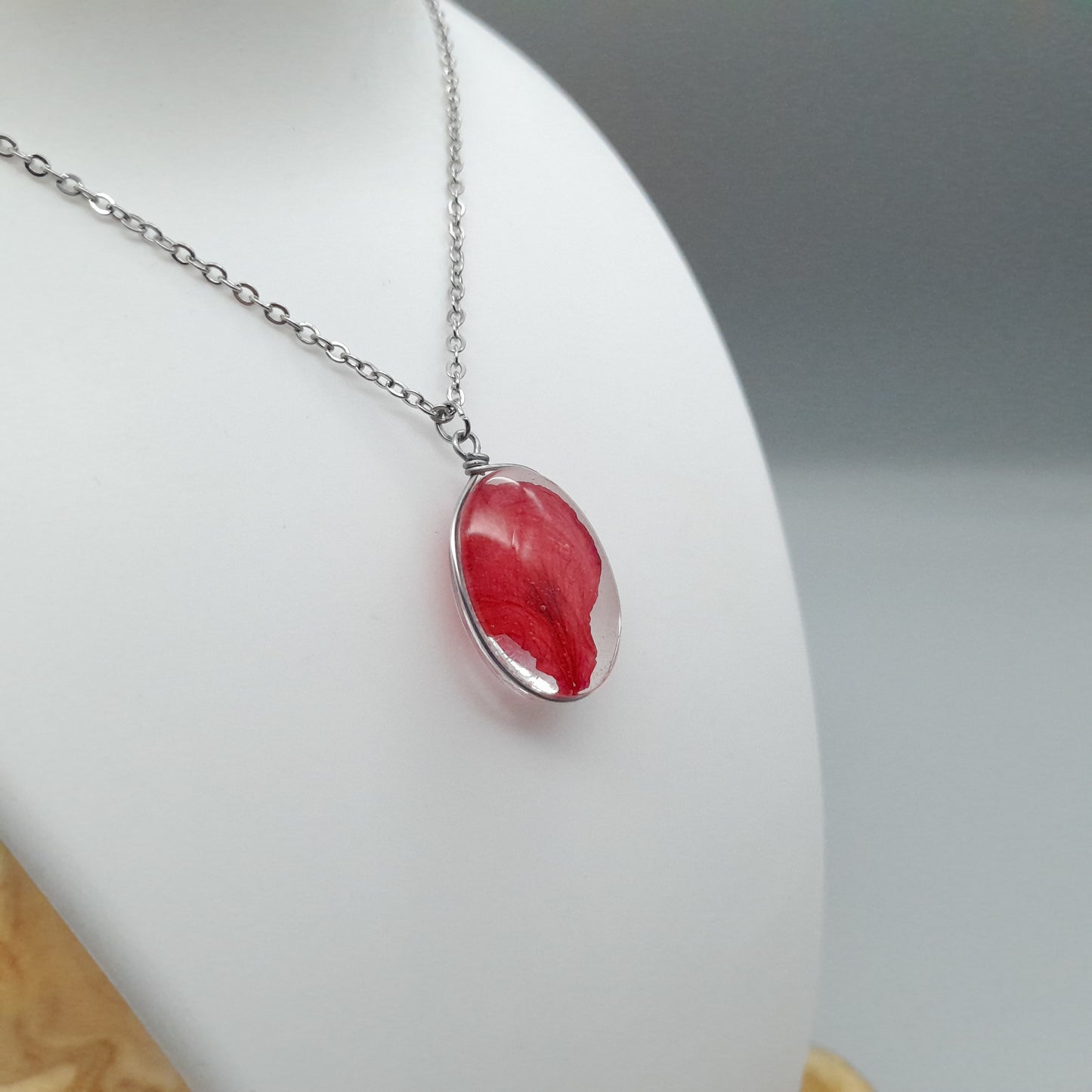 DIVERS COLLIERS + PENDENTIFS DE VRAIES FLEURS SOUS VERRE - UNIQUES, ORIGINAUX & ARTISANAUX