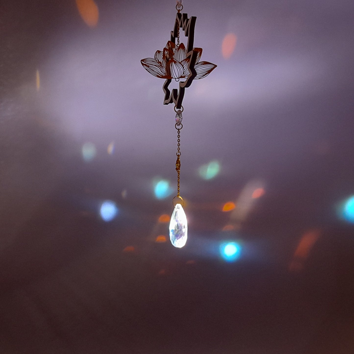 DÉCORATION SUNCATCHER EN BOIS + LOTUS EN MÉTAL DORÉ - ATTRAPE SOLEIL UNIQUE, ARTISANAL & ORIGINAL