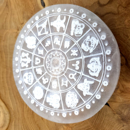 PLAQUE EN SÉLÉNITE GRAVÉE DES 12 SIGNES ASTROLOGIQUES - STATION DE RECHARGE - UNIQUE, ORIGINALE & ARTISANALE