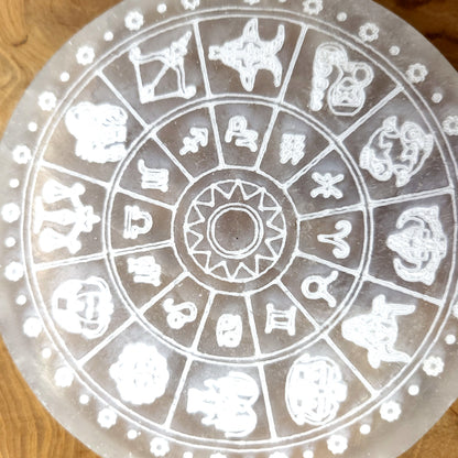 PLAQUE EN SÉLÉNITE GRAVÉE DES 12 SIGNES ASTROLOGIQUES - STATION DE RECHARGE - UNIQUE, ORIGINALE & ARTISANALE