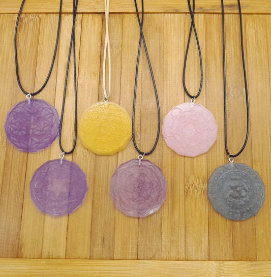 DIVERS COLLIERS + GRANDS MÉDAILLONS PENDENTIFS AVEC SYMBOLES SACRÉS & SPIRITUELS EN RÉSINE 2D - BIJOUX FANTAISIES UNIQUES, ORIGINAUX & ARTISANAUX, PLUSIEURS MODÈLES AU CHOIX