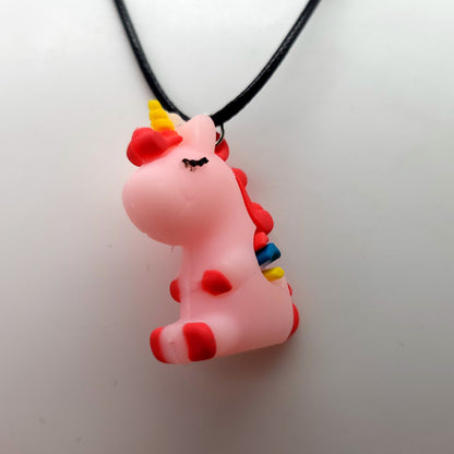 DÉCORATION " 2 EN 1 " SUBLIME LICORNE 3D ROUGE & MULTICOLORES + BIJOU COLLIER FANTAISIE - UNIQUE, ORIGINAL & ARTISANAL