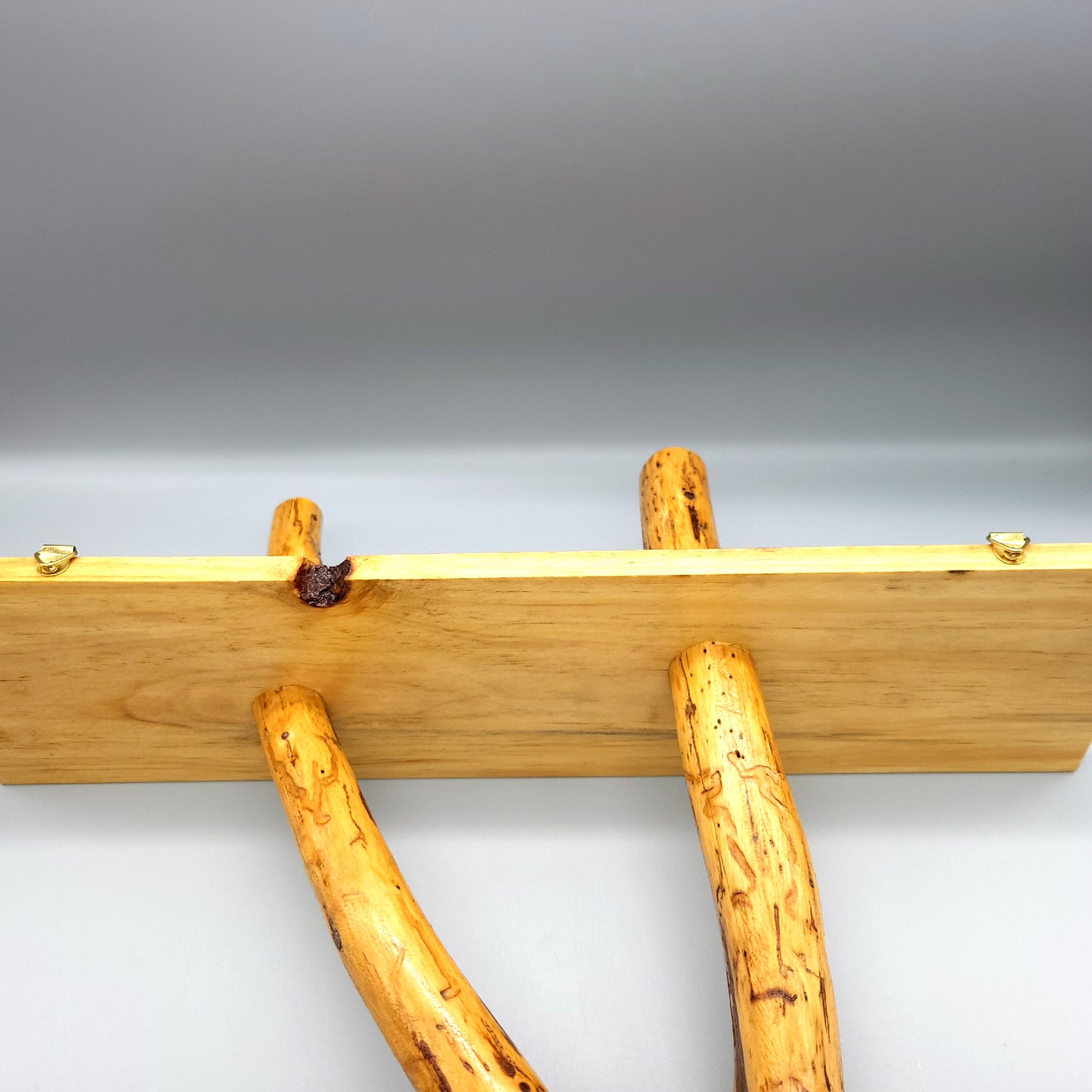 ÉTAGÈRE TROMPE L'OEIL AVEC TRONC EN BOIS DE CADE + 2 TABLETTES - MODÈLE ÉCOLO, ARTISANAL, ORIGINAL & UNIQUE